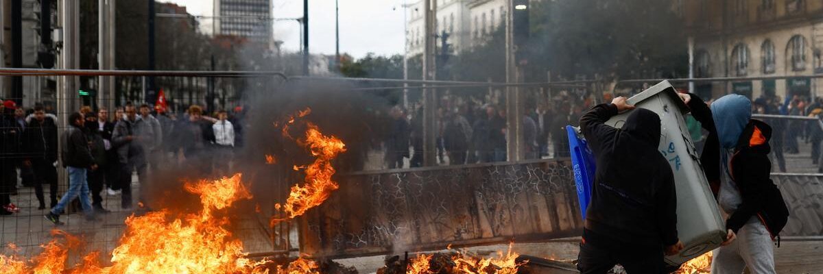 Policia de Francia En Guerra Contra Manifestantes Se Destrozan