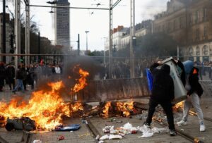 Policia de Francia En Guerra Contra Manifestantes Se Destrozan