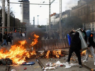 Policia de Francia En Guerra Contra Manifestantes Se Destrozan