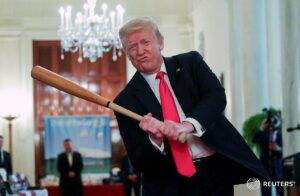Juez De Distrito De Manhattan Es Amenazado Por Trump Con Bat Llamandolo Amimal Asquerozo